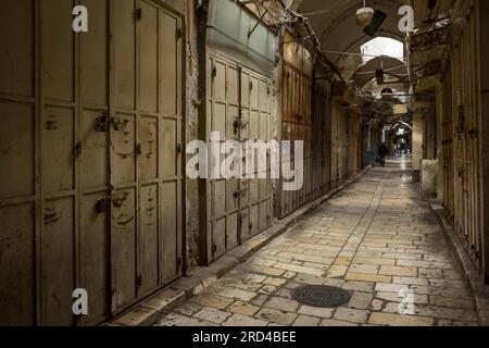 Couloir des trois marchés, fermé pour cause de grève, dans le quartier musulman de la vieille ville de Jérusalem Banque D'Images