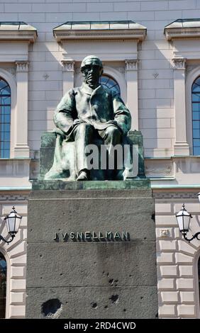 Statue de J V Snellman devant le bâtiment de la Banque de Finlande à Helsinki, Finlande Banque D'Images