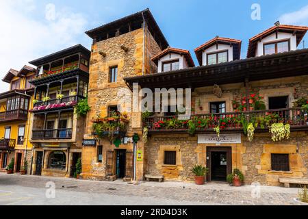 Vue sur la rue des maisons traditionnelles de Comillas, région de Cantabrie en Espagne. Banque D'Images