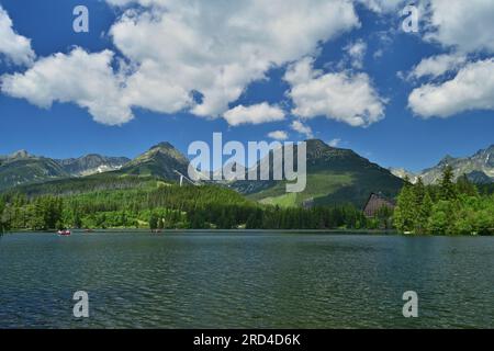 Štrbské pleso dans le Vysoké Tatry, Slovaquie par une belle journée d'été Banque D'Images