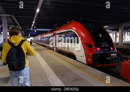 Poznan, Pologne - 19 avril 2023 : gare, les passagers montent à bord du train. Banque D'Images