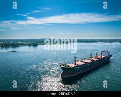 Vue aérienne d'un cargo près du port de Montréal sur la rue Lawrence River Banque D'Images