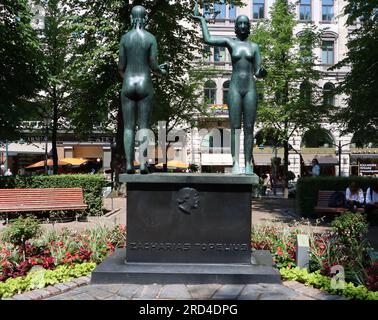 Sculpture 'Taru ja Totuus' de Gunnar Finne dédiée au poète Zacharias Topelius dans le parc Esplanadi à Helsinki, Finlande Banque D'Images