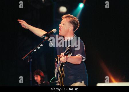 New Order, groupe de rock anglais formé en 1980 par le chanteur et guitariste Bernard Sumner avec le bassiste Peter Hook, jouant live au Reading Festival en 1998 Banque D'Images