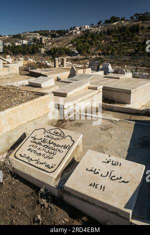 Vue rapprochée verticale de quelques pierres tombales dans le cimetière Al-Yussufiye à Jérusalem-est, Israël Banque D'Images