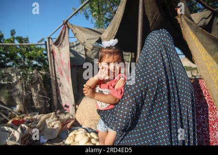 Gaza, Palestine. 18 juillet 2023. Vie quotidienne à Gaza, au milieu d'une canicule alors que les pénuries d'électricité se sont aggravées par la chaleur, provoquant des manifestations, dans un bidonville à la périphérie de la ville de Gaza, le 18 juillet 2023. Photo de Ramez Habboub/ABACAPRESS.COM crédit : Abaca Press/Alamy Live News Banque D'Images