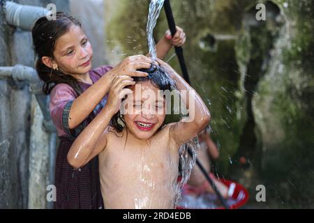 Gaza, Palestine. 18 juillet 2023. Vie quotidienne à Gaza, au milieu d'une canicule alors que les pénuries d'électricité se sont aggravées par la chaleur, provoquant des manifestations, dans un bidonville à la périphérie de la ville de Gaza, le 18 juillet 2023. Photo de Ramez Habboub/ABACAPRESS.COM crédit : Abaca Press/Alamy Live News Banque D'Images