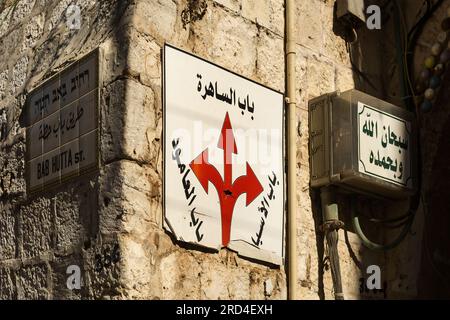 Vue rapprochée horizontale d'un panneau de rue dans le quartier de Bab Hutta, quartier musulman de la vieille ville de Jérusalem, Israël Banque D'Images