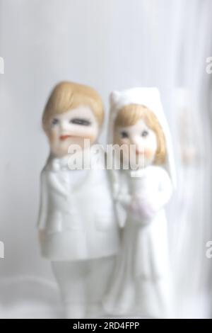 Image floue et déformée de très jeunes mariés en tenue de mariage. Banque D'Images