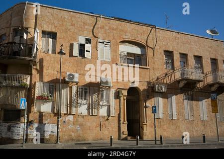 Vue horizontale d'un bâtiment dans une rue de Mea Shearim, l'un des plus anciens quartiers juifs de Jérusalem-Ouest, peuplé de Juifs haredi, Israël Banque D'Images