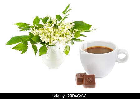 Une tasse de café et un bouquet de lys de la vallée dans un vase isolé sur fond blanc. Collage. Banque D'Images