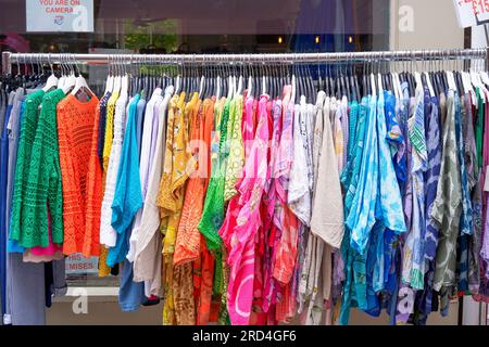 Vêtements en tissu coloré suspendus sur un rail à l'extérieur d'un magasin de vêtements Banque D'Images