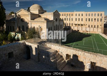 Vue horizontale à grand angle d'une école dans le quartier arménien de la vieille ville, Jérusalem, Israël Banque D'Images