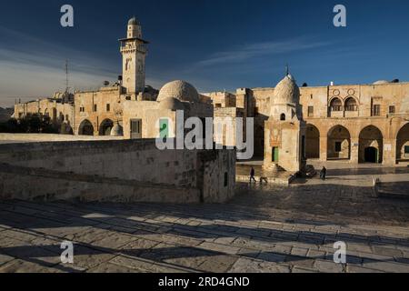 Vue horizontale du minaret de Bab al-Silsila et de la fontaine de la baie de Qayt dans une cour du Mont du Temple, vieille ville de Jérusalem, Israël Banque D'Images