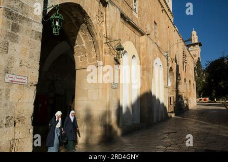 Vue horizontale de deux jeunes femmes musulmanes entrant sur le Mont du Temple par Bab al-Nazir (ou porte du Conseil), Vieille ville de Jérusalem, Israël Banque D'Images