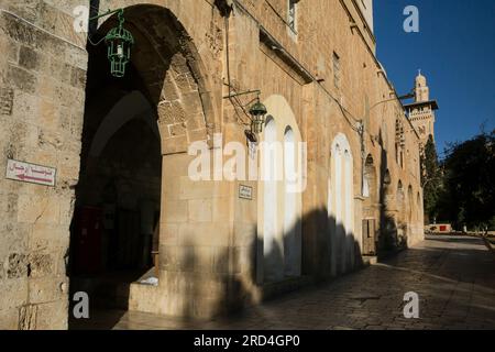Vue horizontale de l'entrée du Mont du Temple par Bab al-Nazir (ou porte du Conseil), vieille ville de Jérusalem, Israël Banque D'Images