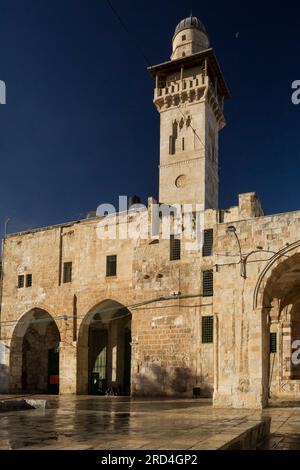 Vue verticale du minaret de Bab al-Silsila sur le Mont du Temple de la vieille ville, Jérusalem, Israël Banque D'Images