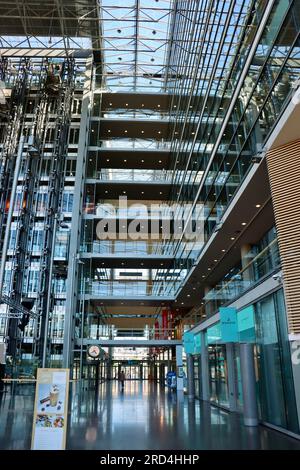 Vue intérieure du bâtiment en verre Sanomatalo dans le centre d'Helsinki, Finlande Banque D'Images