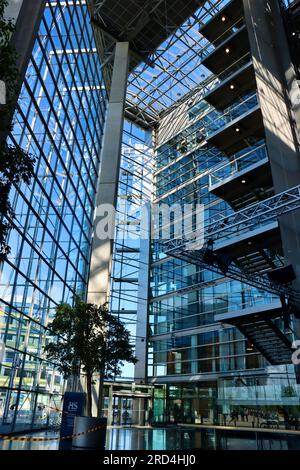 Vue intérieure du bâtiment en verre Sanomatalo dans le centre d'Helsinki, Finlande Banque D'Images