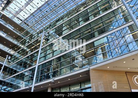 Vue intérieure du bâtiment en verre Sanomatalo dans le centre d'Helsinki, Finlande Banque D'Images