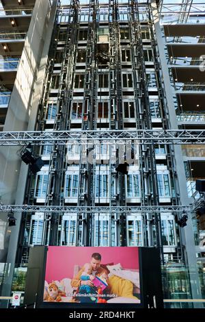 Vue intérieure du bâtiment en verre Sanomatalo dans le centre d'Helsinki, Finlande Banque D'Images