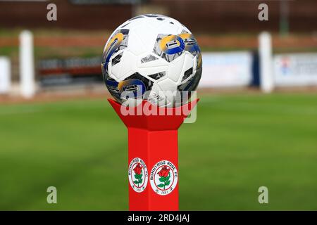 18 juillet 2023 ; New Dundas Park, Bonnyrigg, Midlothian, Écosse : Scottish Viaplay Cup Group E football, Bonnyrigg Rose versus Dundee ; Matchball et signalétique de tournoi Banque D'Images