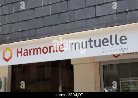 annecy , France - 06 16 2023 : harmonie mutuelle marque logo et chaîne de signes textuels Agence française de façade de bureau Banque D'Images