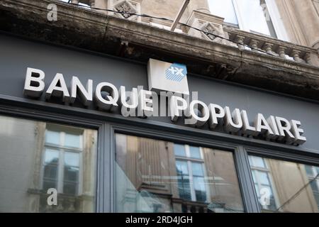 Bordeaux , Aquitaine France - 07 15 2023 : Banque populaire signe logo et texte Agence de marque de la Banque populaire Banque D'Images