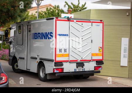 Bordeaux , Aquitaine France - 07 15 2023 : brinks marque de logo de camion de transport de fonds blindé et signe de texte sur le panneau de camionnette avant de la banque Banque D'Images