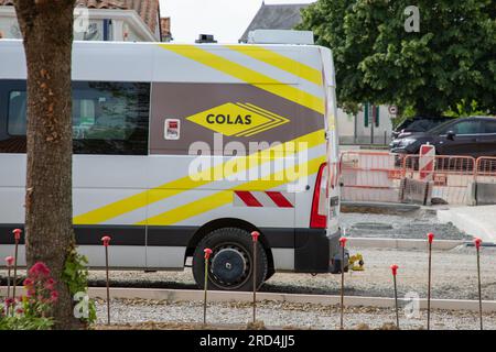 Bordeaux , France - 07 01 2023 : logo Colas marque et signe de texte sur panneau van dans la construction de chantier infrastructure routière entreprise française Banque D'Images