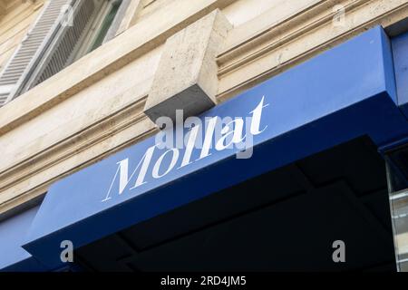 Bordeaux , France - 07 01 2023 : Librairie Mollat magasin de Bordeaux librairie la plus grande marque française indépendante texte boutique façade librairie enseigne logo bo Banque D'Images