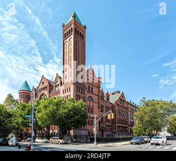 Bedford Stuyvesant : monument historique Boys High School, roman avec enthousiasme, conçu par le même architecte que la Girls High School voisine. Banque D'Images