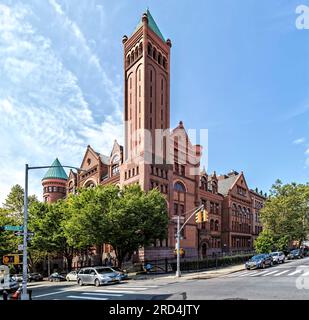 Bedford Stuyvesant : monument historique Boys High School, roman avec enthousiasme, conçu par le même architecte que la Girls High School voisine. Banque D'Images