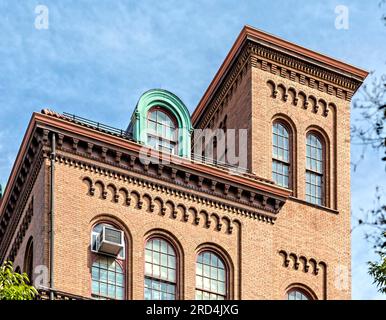 Bedford Stuyvesant : monument historique Boys High School, roman avec enthousiasme, conçu par le même architecte que la Girls High School voisine. Banque D'Images