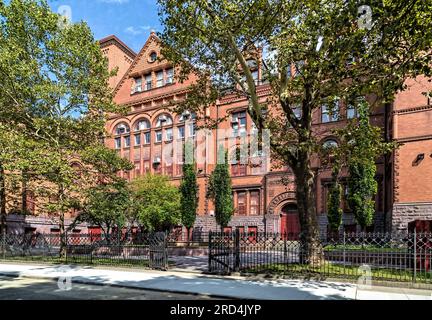 Bedford Stuyvesant : monument historique Boys High School, roman avec enthousiasme, conçu par le même architecte que la Girls High School voisine. Banque D'Images