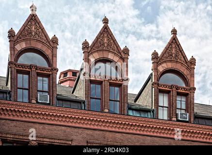 Bedford Stuyvesant : monument historique Boys High School, roman avec enthousiasme, conçu par le même architecte que la Girls High School voisine. Banque D'Images