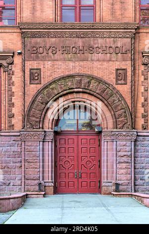 Bedford Stuyvesant : monument historique Boys High School, roman avec enthousiasme, conçu par le même architecte que la Girls High School voisine. Banque D'Images