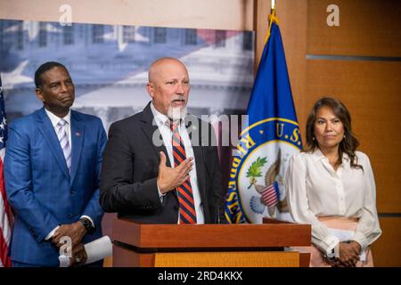 Le représentant des États-Unis Chip Roy (républicain du Texas), au centre, est rejoint par le représentant des États-Unis Burgess Owens (républicain de l'Utah), à gauche, Et la représentante des États-Unis Veronica Escobar (démocrate du Texas), à droite, lors d'une conférence de presse sur la proposition de compromis à la loi DCA au Capitole des États-Unis à Washington, DC, mardi 18 juillet 2023. Crédit : Rod Lamkey/CNP/MediaPunch Banque D'Images