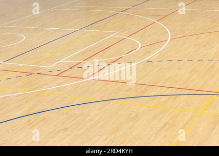 Basket-ball sur parquet, badminton, futsal, handball, volley-ball, football, terrain de football. Parquet d'une salle de sport avec lignes de marquage sur une flo en bois Banque D'Images