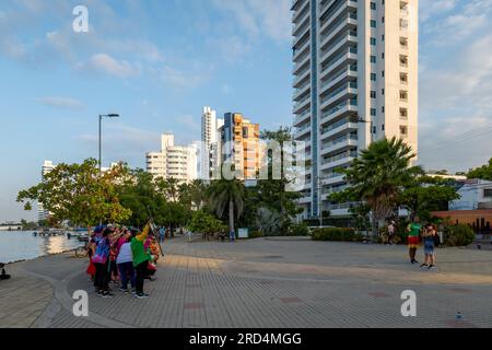 Cartagena, Bolivar, Colombie – 17 février 2023 : des femmes colombiennes portant des costumes colorés et des perruques pour le carnaval posent pour un jeune touriste par le Harb Banque D'Images