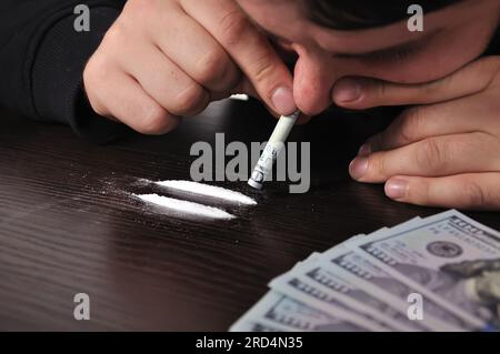 Renifler de la cocaïne homme addict, Close up Banque D'Images