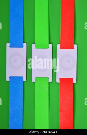 Bracelets d'identification RFID de couleur sur un fond vert Banque D'Images