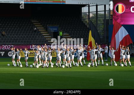 Leuven, Belgique. 18 juillet 2023. La cérémonie d'ouverture avant un match de football féminin entre les équipes nationales féminines de moins de 19 ans de Belgique et des pays-Bas lors du Tournoi final de l'UEFA féminin des moins de 19 ans lors de la première journée de match dans le groupe A, le mardi 18 juillet 2023 à Leuven, Belgique . Crédit : Sportpix/Alamy Live News Banque D'Images