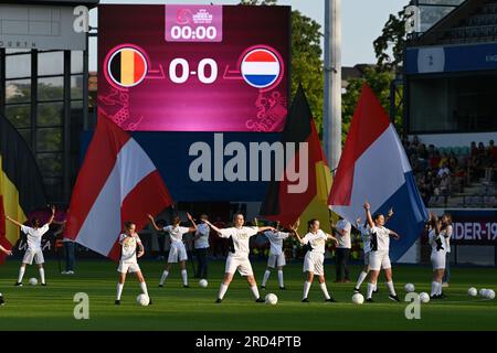 Leuven, Belgique. 18 juillet 2023. La cérémonie d'ouverture avant un match de football féminin entre les équipes nationales féminines de moins de 19 ans de Belgique et des pays-Bas lors du Tournoi final de l'UEFA féminin des moins de 19 ans lors de la première journée de match dans le groupe A, le mardi 18 juillet 2023 à Leuven, Belgique . Crédit : Sportpix/Alamy Live News Banque D'Images