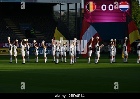 Leuven, Belgique. 18 juillet 2023. La cérémonie d'ouverture avant un match de football féminin entre les équipes nationales féminines de moins de 19 ans de Belgique et des pays-Bas lors du Tournoi final de l'UEFA féminin des moins de 19 ans lors de la première journée de match dans le groupe A, le mardi 18 juillet 2023 à Leuven, Belgique . Crédit : Sportpix/Alamy Live News Banque D'Images