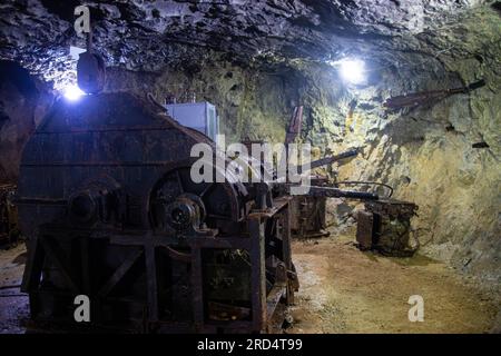 Palan électrique, utilisé pour soulever le Wagonson sur le puits incliné de la mine Crystal Farcu dans les montagnes Apuseni, unique en Roumanie. Banque D'Images