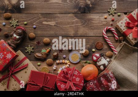 Chocolat Saint Nicolas avec des cadeaux sur fond en bois Banque D'Images