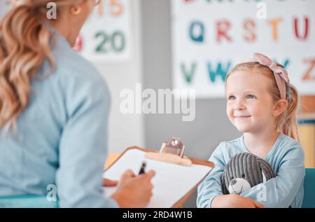 Petite fille, psychologue et écrire avec des notes, sourire et écouter pour le soutien, l'aide et le programme de counselling scolaire. Femme, enfant féminin et Banque D'Images