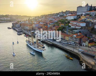 Énorme voilier dans le port de Porto au coucher du soleil. Portugal Banque D'Images