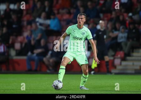 Cheltenham, Royaume-Uni. 18 juillet 2023. Jamie Andrews #39 de West Bromwich Albion contrôle le ballon lors du match amical de pré-saison Cheltenham Town vs West Bromwich Albion au Stadium complètement Suzuki, Cheltenham, Royaume-Uni, le 18 juillet 2023 (photo de Gareth Evans/News Images) à Cheltenham, Royaume-Uni le 7/18/2023. (Photo Gareth Evans/News Images/Sipa USA) crédit : SIPA USA/Alamy Live News Banque D'Images